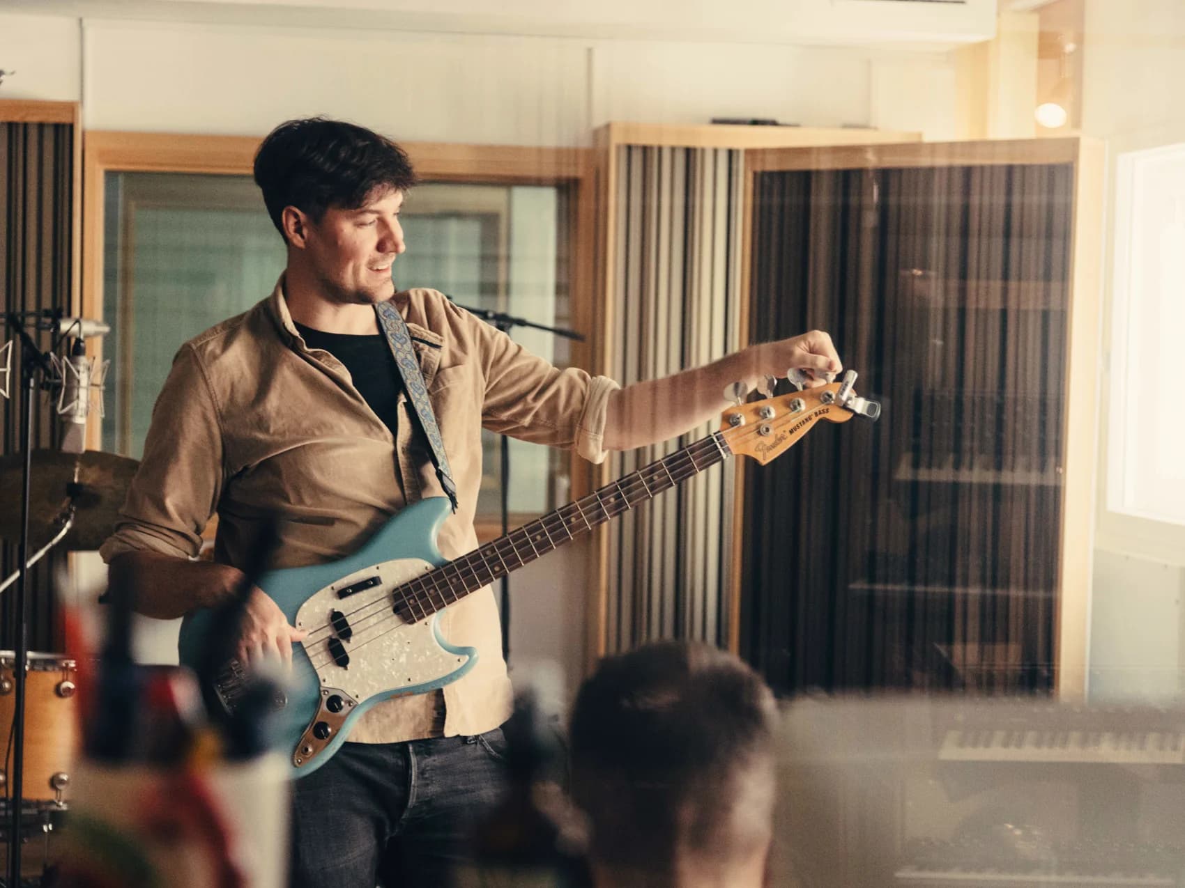 Tonherd Studio — Vali am Bass mit Mikrofonen
